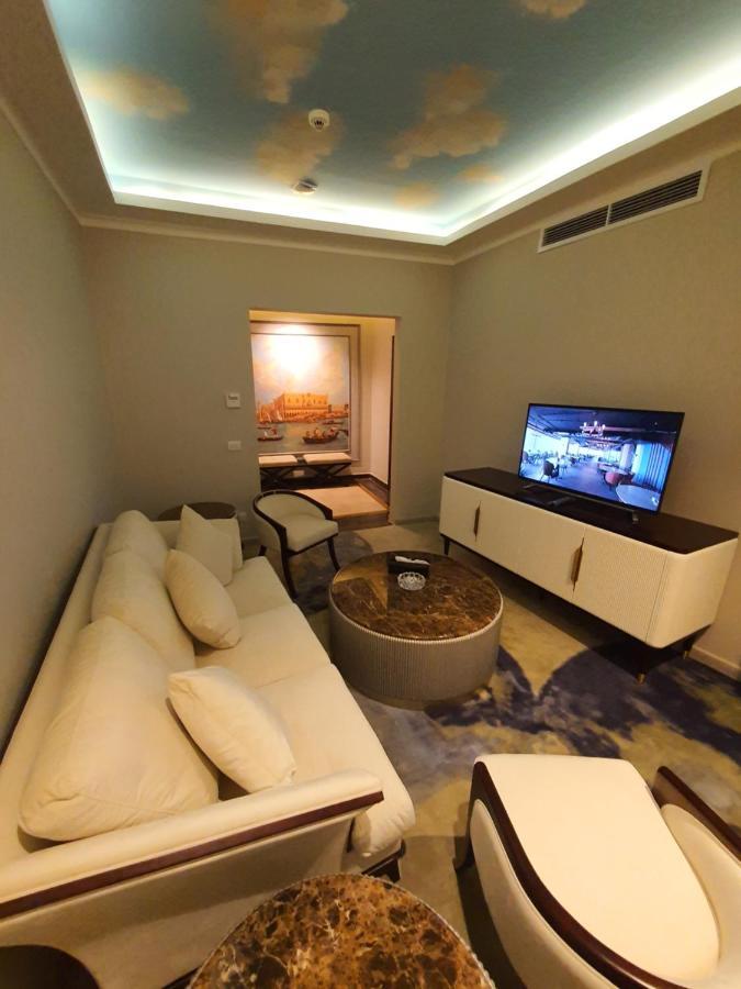 Fleet Club Mahrousa Alexandrie Extérieur photo A living room in a suite at the hotel