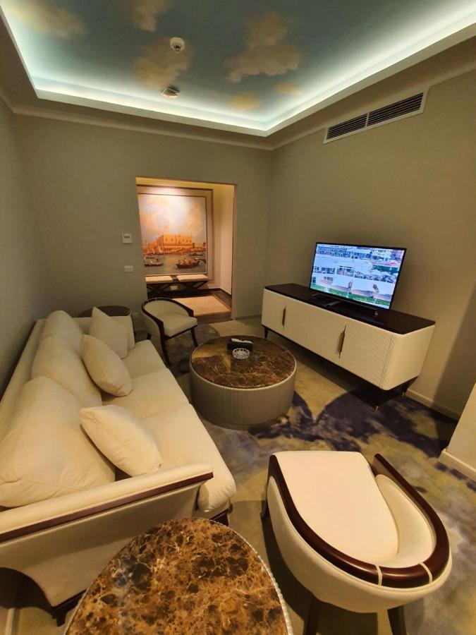Fleet Club Mahrousa Alexandrie Extérieur photo A living room in a suite at the hotel