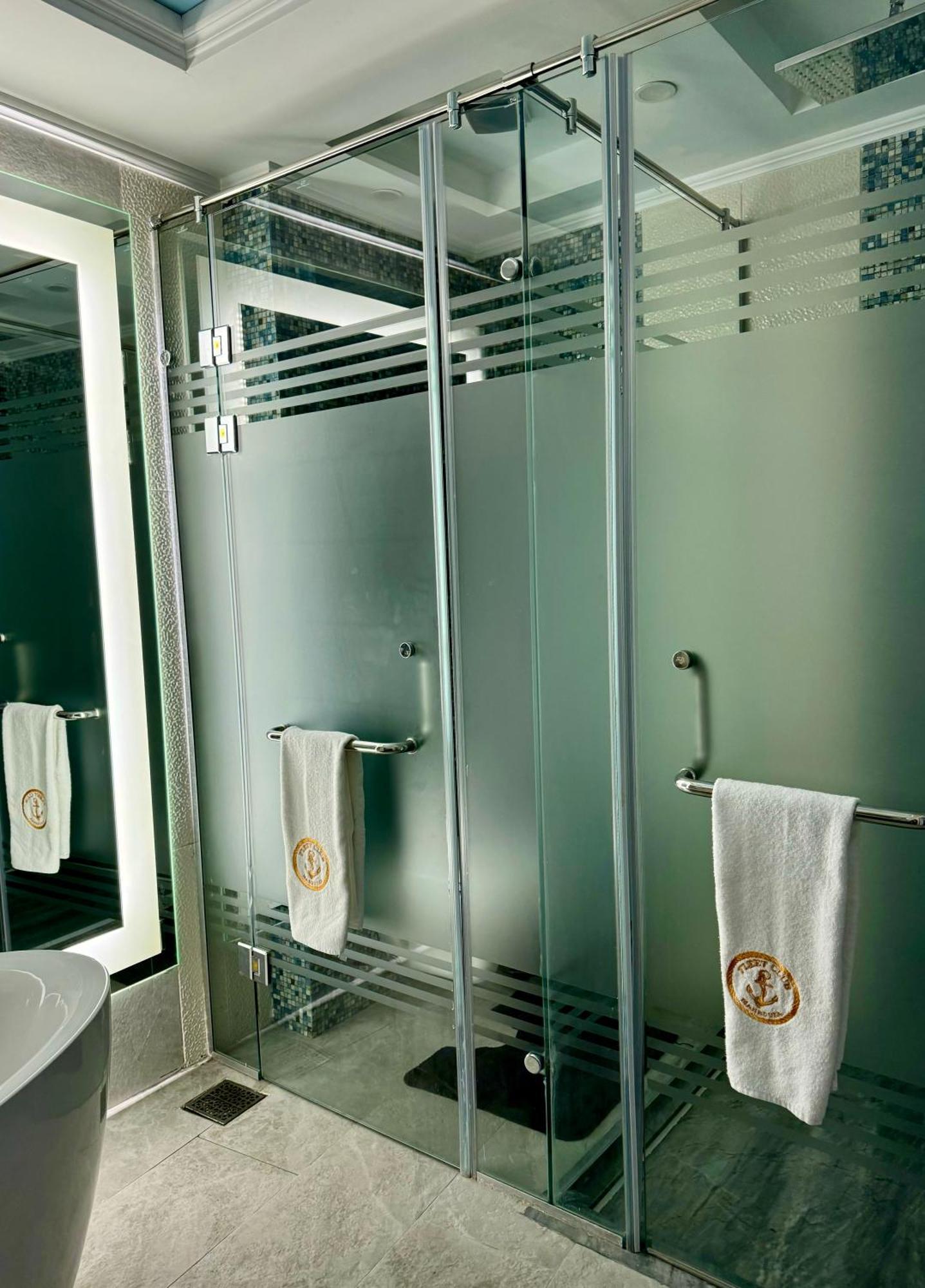 Fleet Club Mahrousa Alexandrie Extérieur photo A shower door